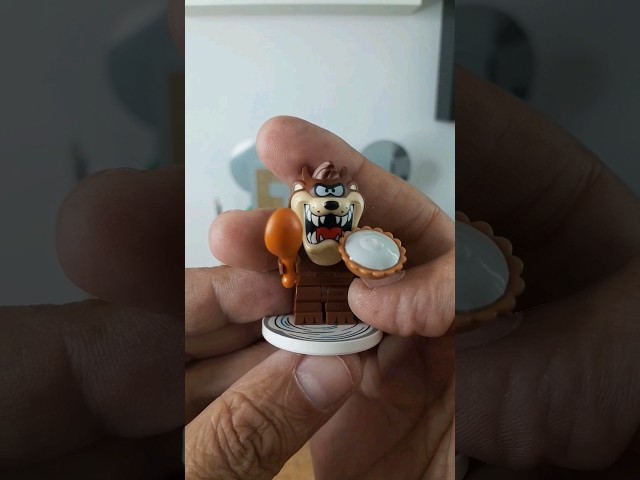 Vídeo relacionado con LEGO 854156 Looney Tunes - Llavero con diseño de diablo de Tasmania, marrón