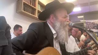 ניגון ׳יעלה תחנונינו׳ - מתוך התועדות ג׳ תמוז עם הרב יאיר כלב, ה׳תשפ״ג | אשדוד (הרב יאיר כלב) - התמונה מוצגת ישירות מתוך אתר האינטרנט יוטיוב. זכויות היוצרים בתמונה שייכות ליוצרה. קישור קרדיט למקור התוכן נמצא בתוך דף הסרטון