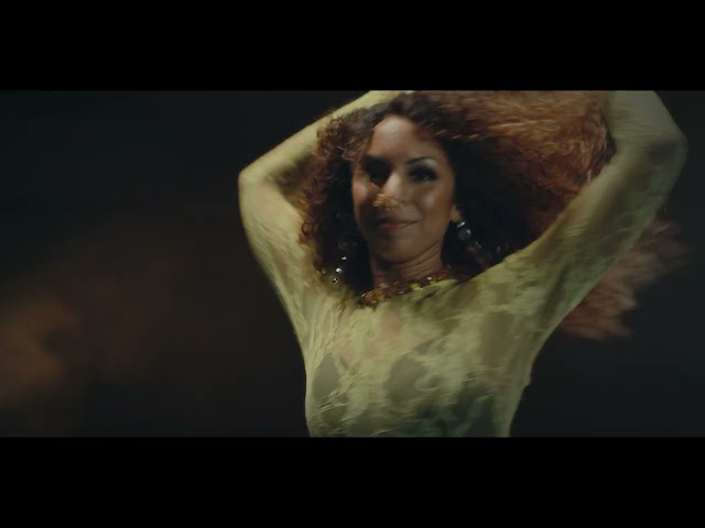Video zu Me Enamore ansehen