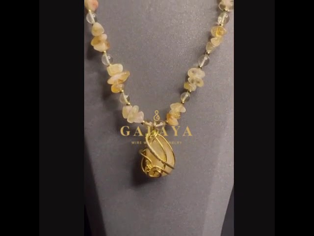 قلادة من الفضة الخالص مع حجر السترين