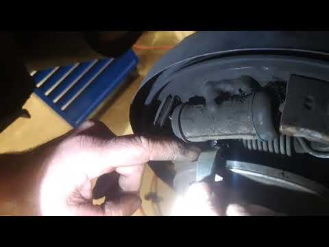 How to adjust rear brake shoes to drum on many Toyota vehicles