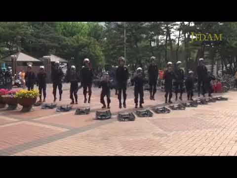 경찰 진압부대의 크레용팝   Bar Bar Bar