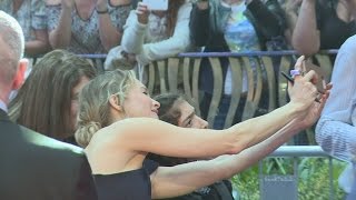 Bridget Jones's Baby world premiere: How to find love... Bridget Jones style video