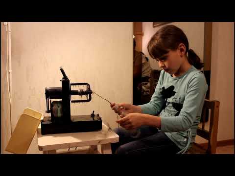Учим Лилю (7 лет) прясть шерсть на прялке