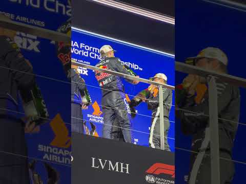 FOR THE FIRST TIME IN SINGAPORE, MAX WINNNNNSSSS 🤩 #F1 #MaxVerstappen #SingaporeGP