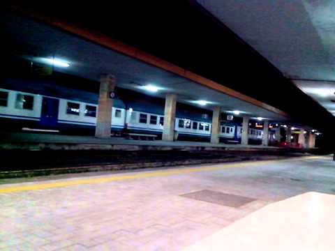 Locomotore da manovra traina treno regionale