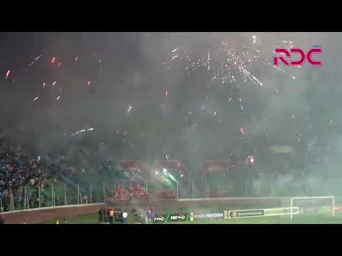 "RECIBIMIENTOS: CON USTEDES… ¡SU MAJESTAD EL CLÁSICO!" Barra: Los Chiflados &bull; Club: Blooming