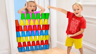 Download lagu كريس وأليس يلعبان بأكواب ملونة ويتعلمان العمل الجماعي واحترام الآخرين mp3