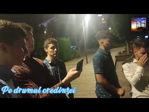 Tinerii biserici Albini lăudând pe Domnul ,,