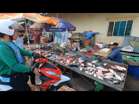 A short time food market for workers in front of garment factory​​ | food market