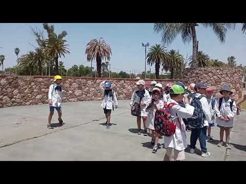 Aportando información a niños de una escuela de Paysandu, sobre  el Teatro de Verano Eduardo Franco.