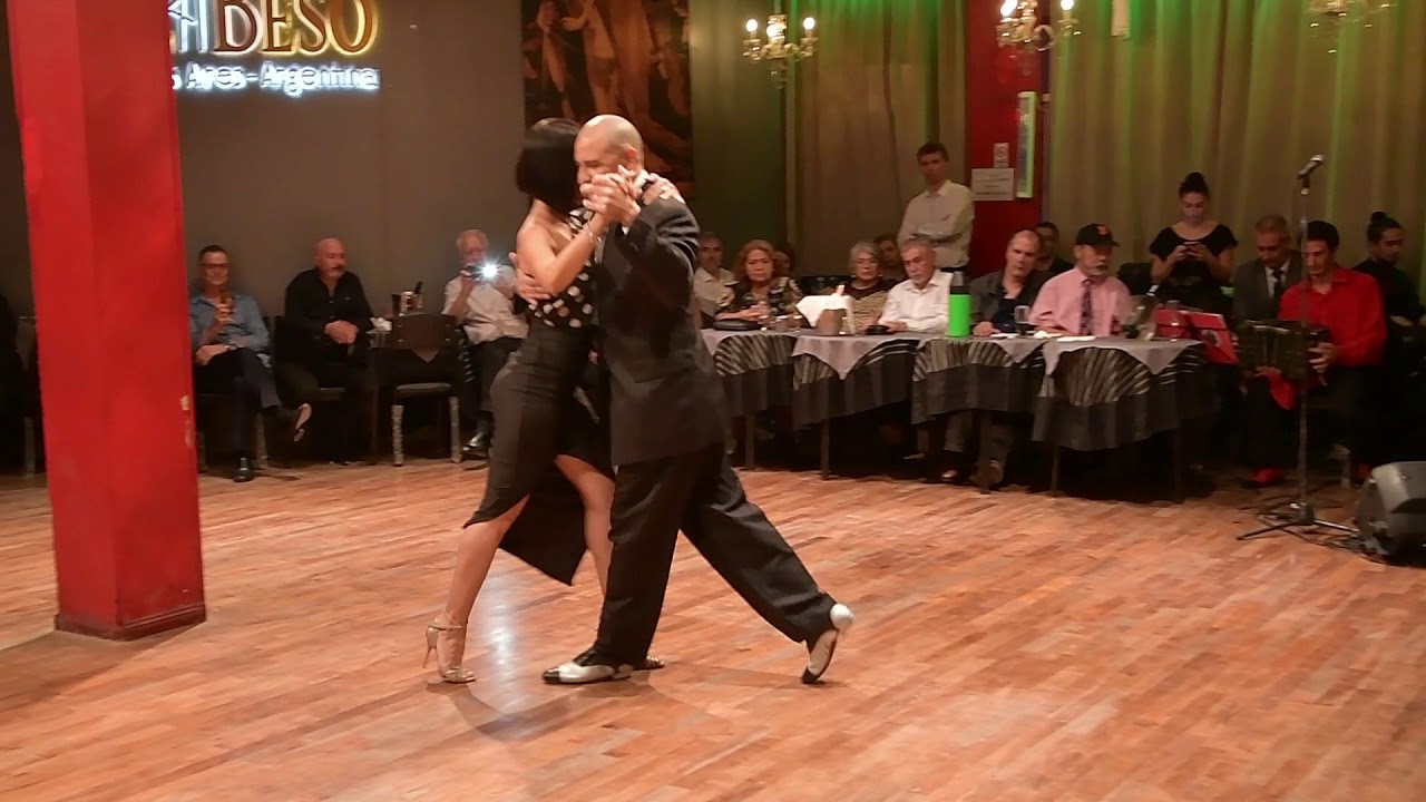 Gonzalo Robinson y Laly Victoria junto a La Juan D'arienzo en Porteño y Bailarin- 1
