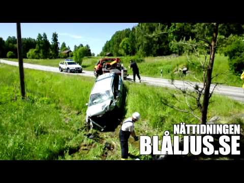 Bil voltade in i stenmur på RV53