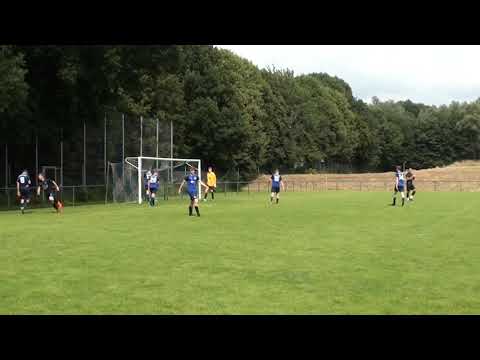 Iman Ghulami vom SV Borussia Leer trifft per Hacke im Spiel bei BW Papenburg