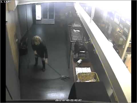 Imagens de CCTV de Picton Village Bakkerij durante o terremoto de 7 de agosto, 3 de julho de 2012