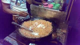 preview picture of video 'Indonesian Street Food: Fried Rice (Nasi Goreng) @Braga Culinary Night, Bandung (Jan 25, 2014)'