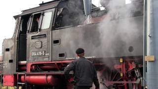 preview picture of video 'BR 064 419-5 bei der Wasserbetankung, Schwäbische Waldbahn, Welzheim, Germany,  15.12.2013.'
