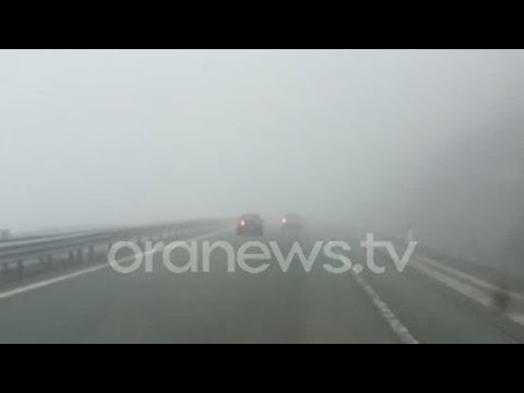 Rruga e Kombit "pushtohet" nga mjegulla, vështirësi në lëvizjen e automjeteve