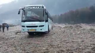 preview picture of video 'Manali beas River me giri bus'