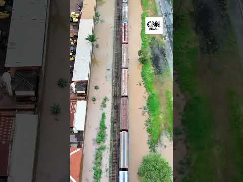 Alagamento em SP: enchente bloqueia ferrovia e trem de carga fica parado no interior do estado