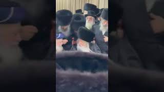 הרב יצחק יוסף משתתף בחתונת נכד מרן אדמור מגור שליט"א