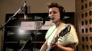 Russian Red versiona "Bitch" de Meredith Brooks en acústico. El Corte Inglés.