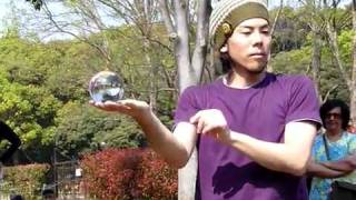 Japonês com uma habilidade incrivel com bolas de cristal