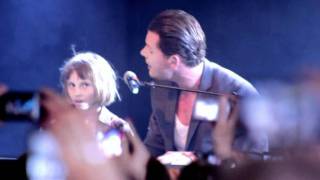 Rasmus Seebach sings Engel with a little girl in Stockholm (www.popdrommen.se)