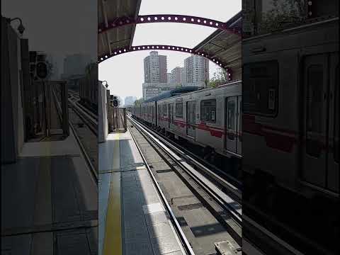 Metro de Santiago Línea 5 (NS16) saliendo en dirección a Estación Irarrázaval