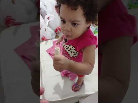 comendo chocolate 🍫 de limao 🍋 Maria Fernanda criança de 2 anos