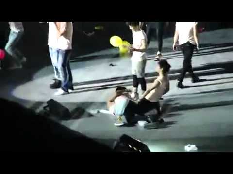 FANCAM | 100821 SMTown LIVE ~ Concert accident (Closer View)