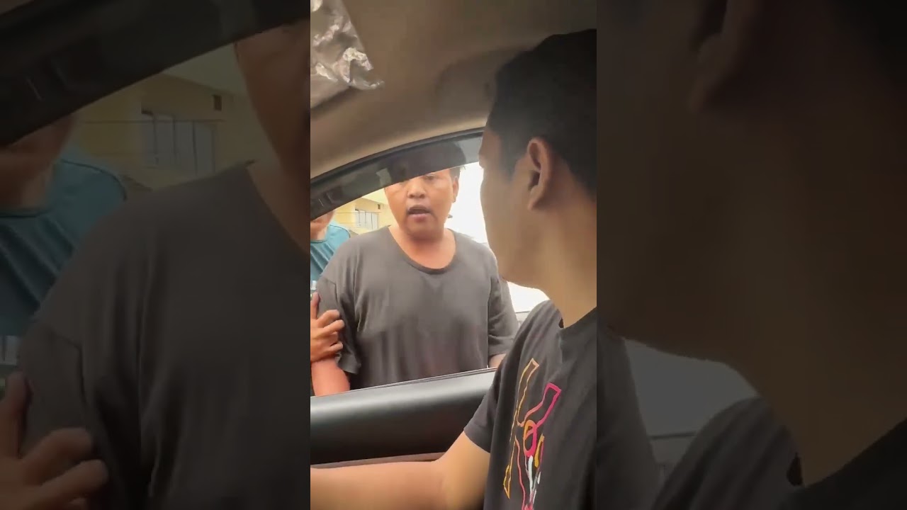 TAK TERIMA DITEGUR SAAT SEROBOT ANTREAN, SOPIR ANGKOT 02 DIDUGA HALANGI DAN RUSAK MOBIL DI PEKAYON
