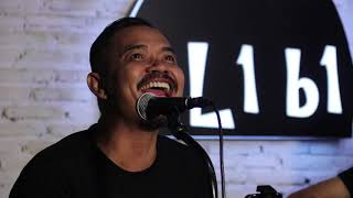 Download lagu Leaving On A Jet Plane - John Denver by  Doni Saputro X Jasmine AKustik Live At Alibi Cafe mp3