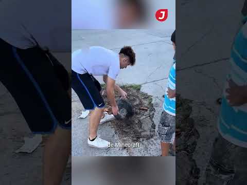 La municipalidad no tapaba un pozo y lo hizo él con sus amigo