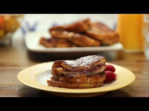 Sandwichs de pain doré fromage-framboise