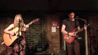 Holly Tamar and Chris Bilton - Teenage Dirtbag - Folking Live [Artree Music]