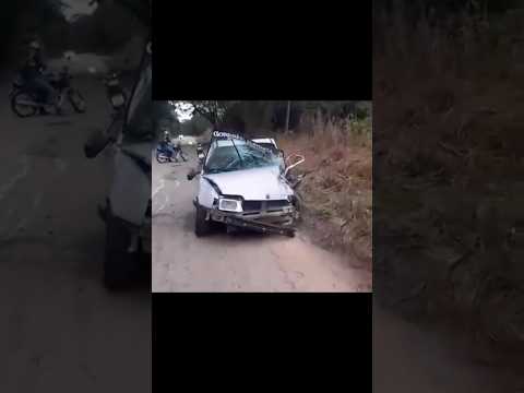 Grave acidente destrói dois carros na LMG-458, em Belo Oriente
