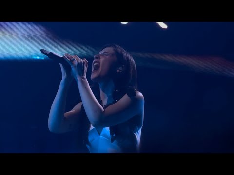 MAD COOL: Gracie Abrams canta en acústico con sus fans tras el apagón en su concierto | EL PAÍS