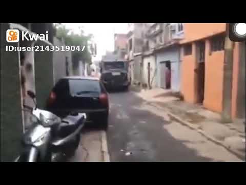 A REALIDADE  DE MORADORES DAS FAVELAS DO RJ | camburão da polícia arrastando veículos no rj