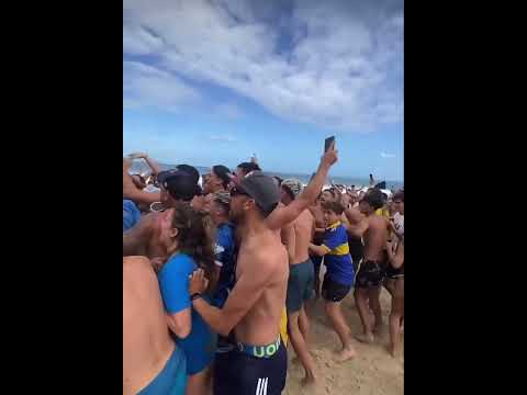 "Hinchas de Boca Juniors presentes en Copacabana, en Río de Janeiro, Brasil." Barra: La 12 &bull; Club: Boca Juniors &bull; País: Argentina