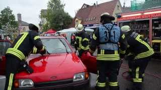 preview picture of video 'Schauübung Verkehrsunfall | Maibaummarkt 2013'