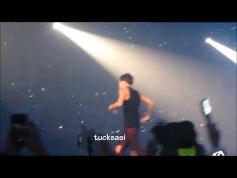 110916 EXO - Chanyeol.... Big arm muscles .^o^. #EXOrDIUMinBKK #DAY2