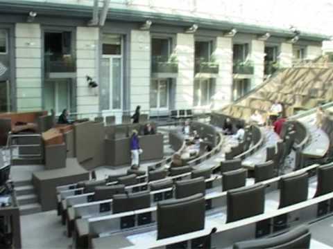 rondleiding Vlaams parlement door Annick De Ridder en Fientje Moerman