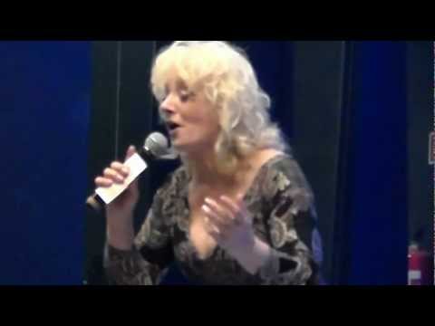 VERA MATOVIC UZIVO U BECU HDV_0075.MP4