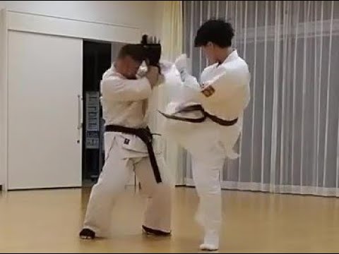 【突き連打からの～上段廻し蹴り！】危な～(^-^;)　@道を伝え人を育む空手道場