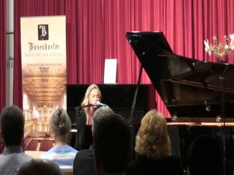 Eva Klampfer alias Lylit Solo im Klavierhaus Weinberger, Enns, Austria