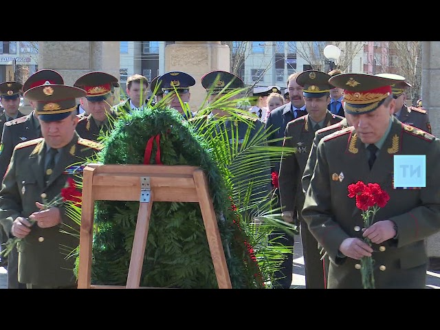 Возложение венков к вечному огню у Мемориала памяти героям ВОВ