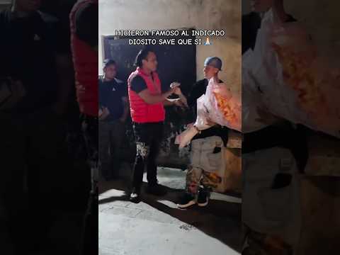 Le regalaron un ramo de flores a Santa Fe Klan… #santafeklan