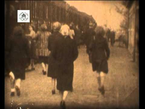 Aankomende en vertrekkende stoomtreinen op het station in Deurne circa 1938