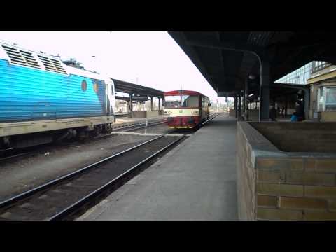 Příjezd a odjezd vlaku Os 6518 (ČD 810.560) - Most, 8. 4. 2013